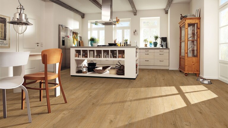 Eine helle Küche mit moderna Rigid-Vinyl in Holzoptik Eiche als Bodenbelag